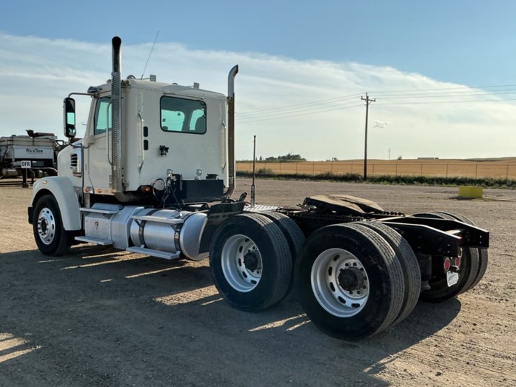 2015-freightliner-coronado-122-sd-image-7