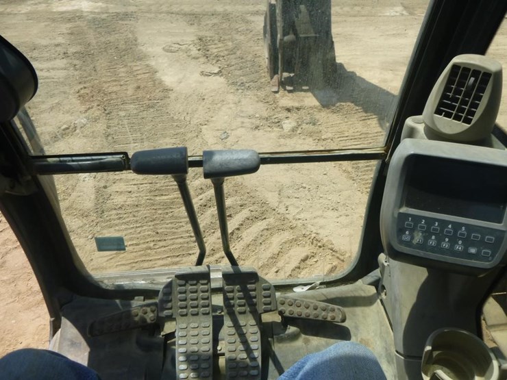 2011-deere-225d-lc-image-17