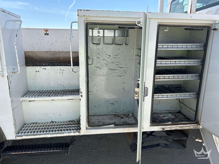 2019-freightliner-m2-106-image-30