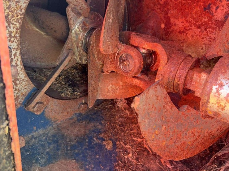 harvest-international-h1074x-swing-a-way-auger,-540pto-(in-building)-image-15