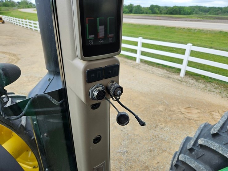 2013-john-deere-8335r-image-42