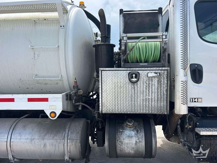 2015-freightliner-114sd-image-28