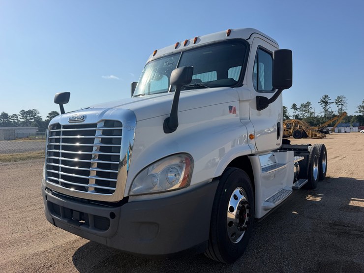 #16295-•-2017-freightliner-dycb-1-image-2