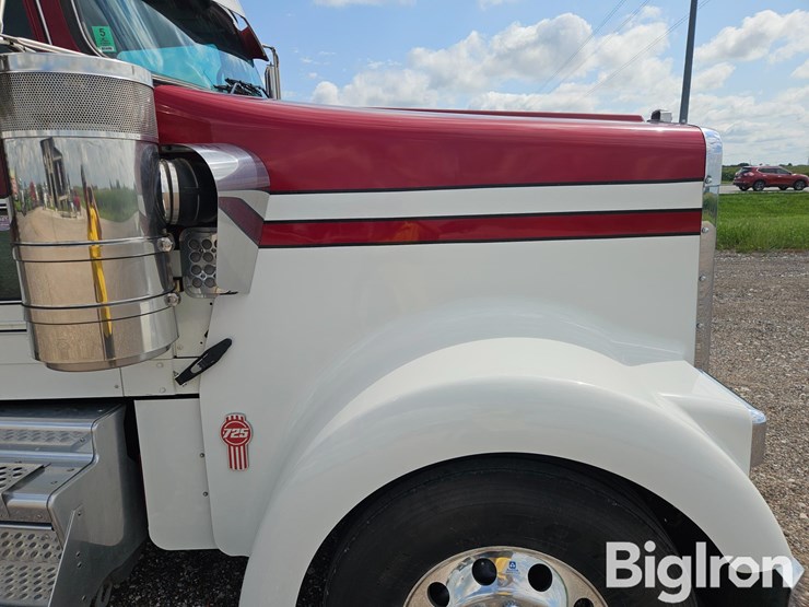 2024-kenworth-w900-image-15