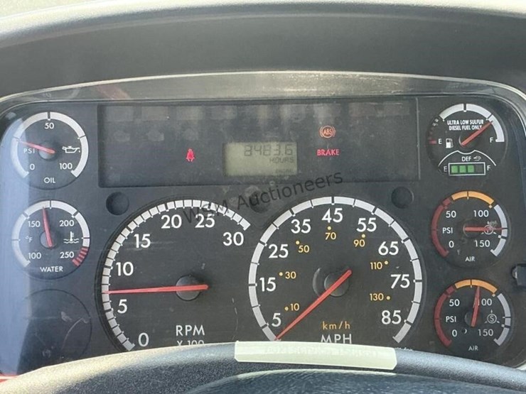 2013-freightliner-m2-106-image-20
