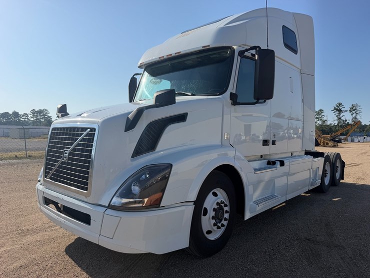 2016-volvo-vnl64t670-image-2