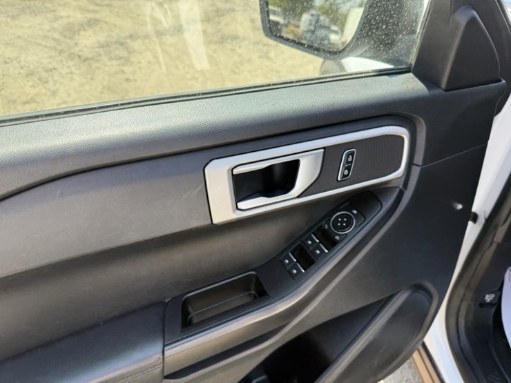 2020-ford-explorer-image-22