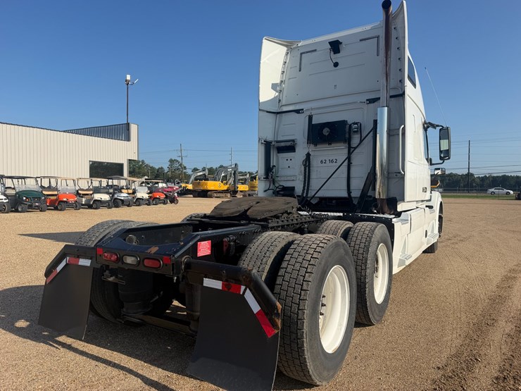 #16234-•-2018-volvo-vnl64t670apu-image-4