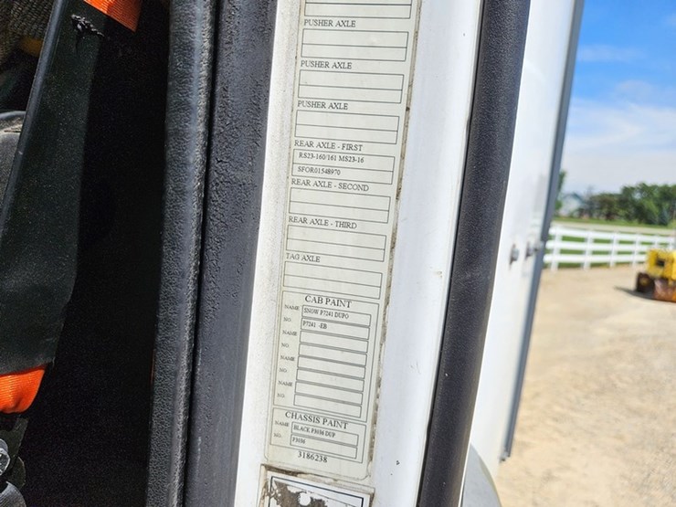 #65-•-2012-volvo-vnl-day-cab-tandem-axle-semi-tractor-image-65