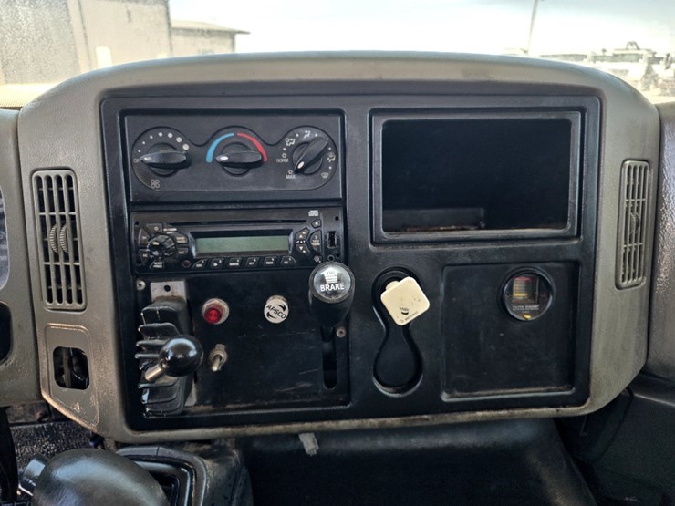 2014-international-durastar-4300-image-10