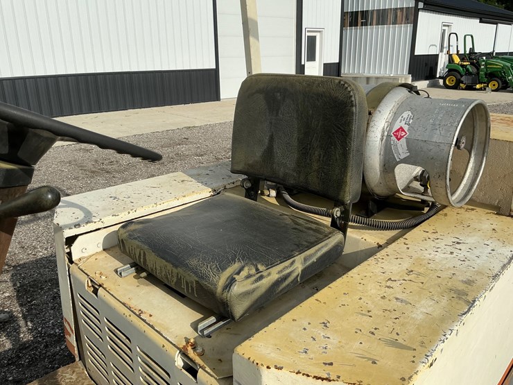 #1350-•-allis-chalmers-acc-120-ps-forklift-image-11