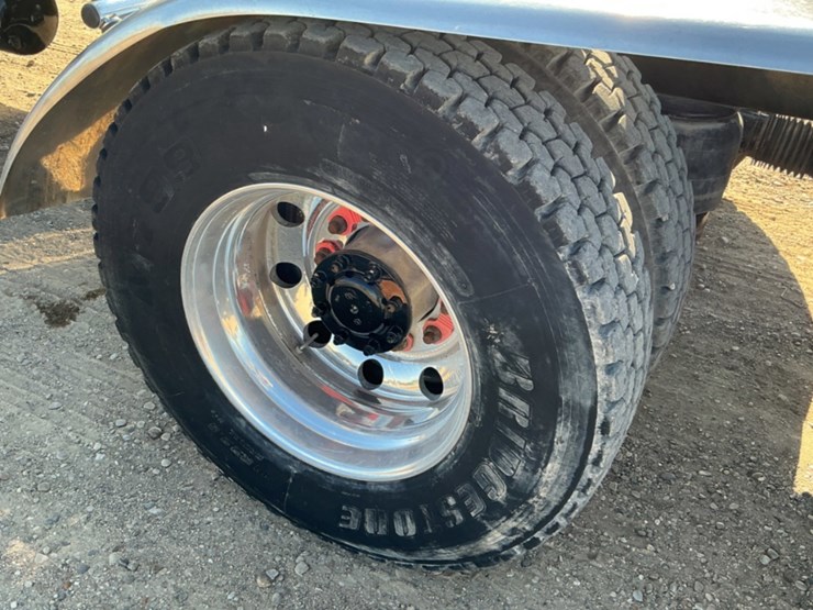 2019-peterbilt-567-image-13