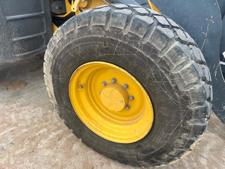 2020-deere-344l-image-26
