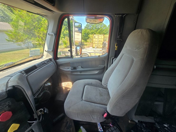 2003-freightliner-columbia-120-image-38