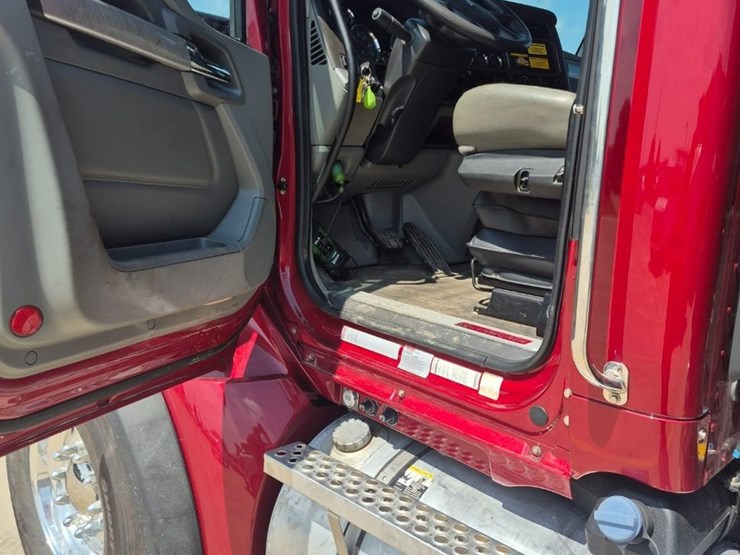 2018-kenworth-t880-image-13