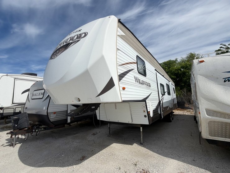 2015-wildwood-5th-wheel-image-1