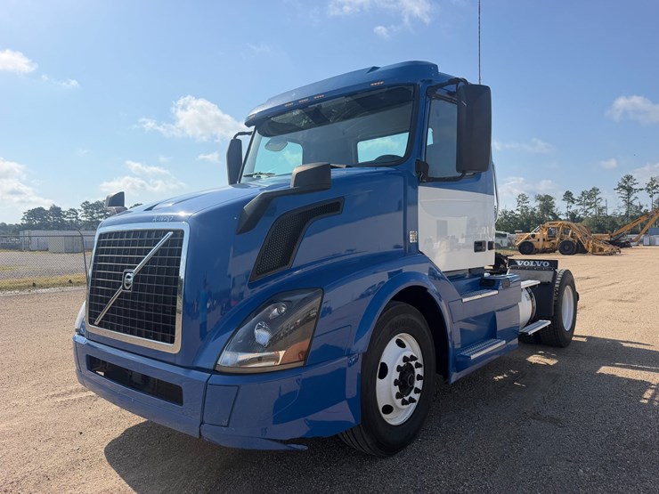 2017-volvo-vnl42t300-image-2