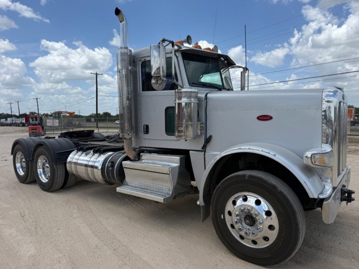 2019-peterbilt-389-image-3