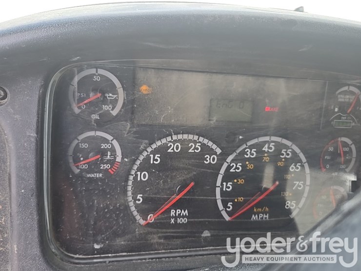 2013-freightliner-m2-106-image-59