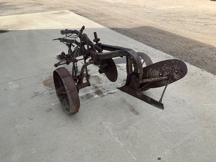 #5302-•-antique-pull-type-plow-image-3