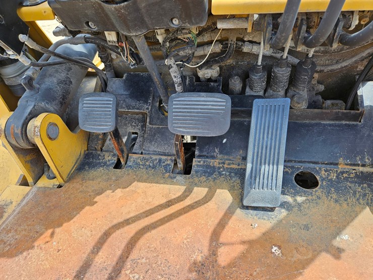 #126-•-cat-gp40k2-single-stage-fork-lift-image-24