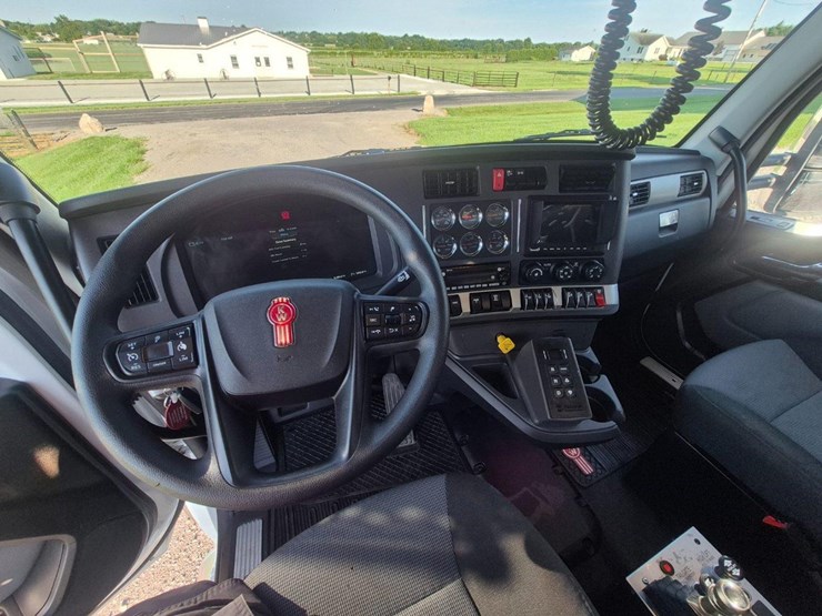 2025-kenworth-t880-image-10