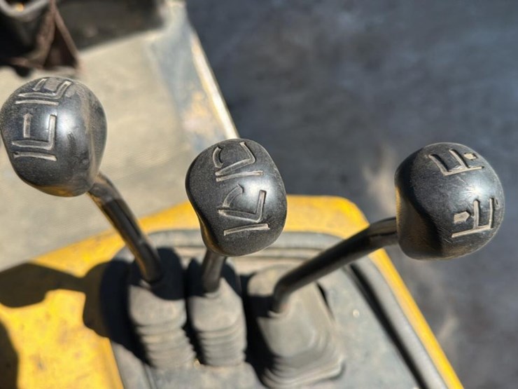 #1355-•-2004-yale-glc040-forklift-image-18