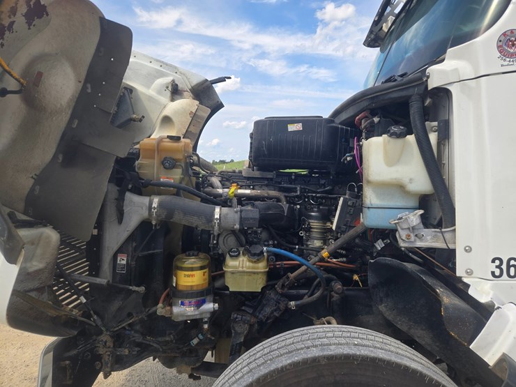 2017-freightliner-122sd-image-24