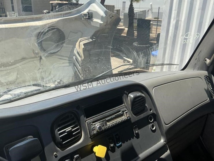 2013-freightliner-m2-106-image-21