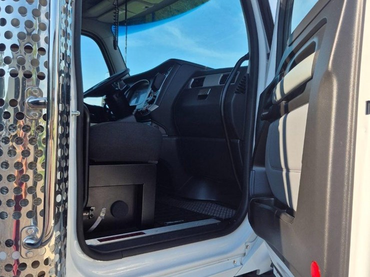 2025-kenworth-t880-image-9