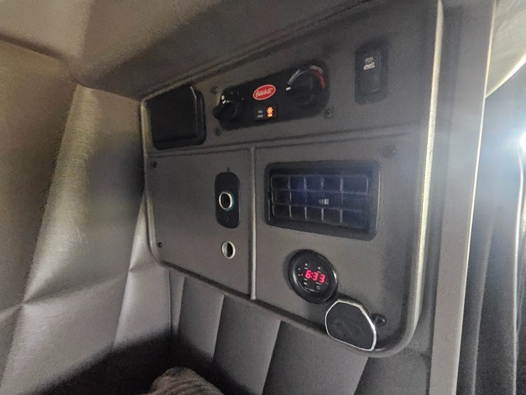 2015-peterbilt-386-image-64