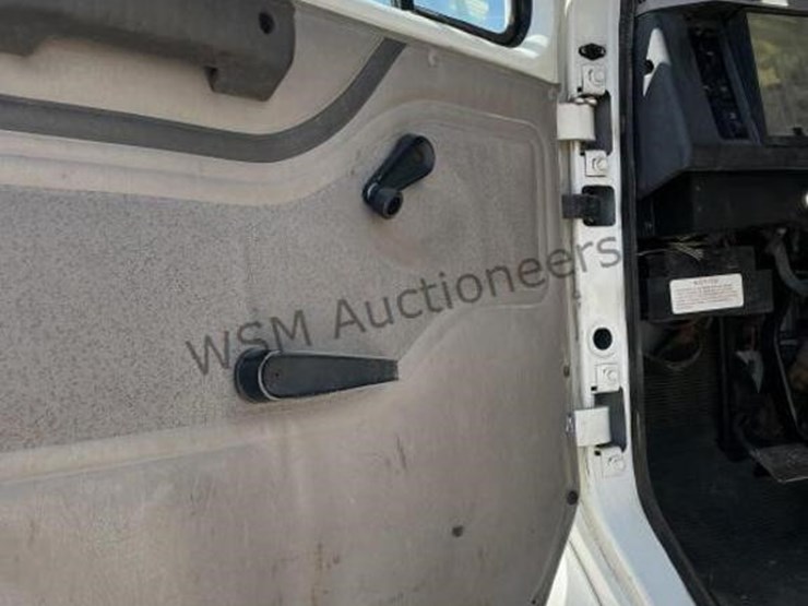 2000-international-8100-image-25
