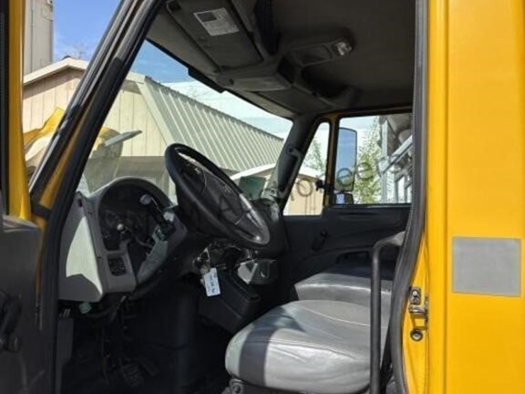 2012-international-4300lp-box-truck-image-32