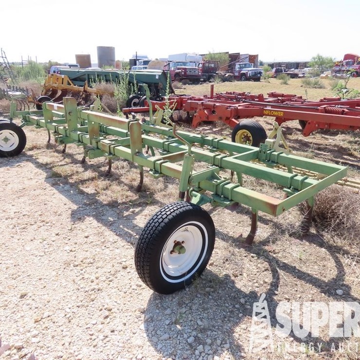 MASSEY-FERGUSON 8