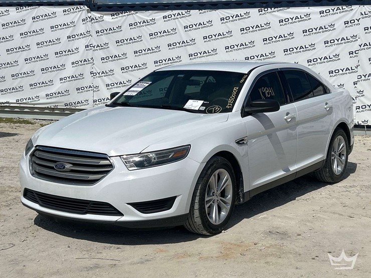 2017-ford-taurus-sedan-image-1
