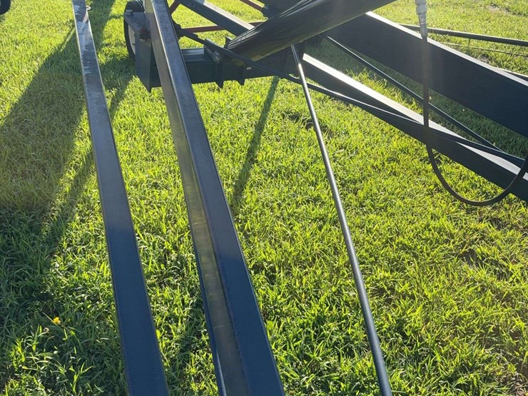 harvest-international-h1074x-swing-a-way-auger,-540pto-(in-building)-image-11