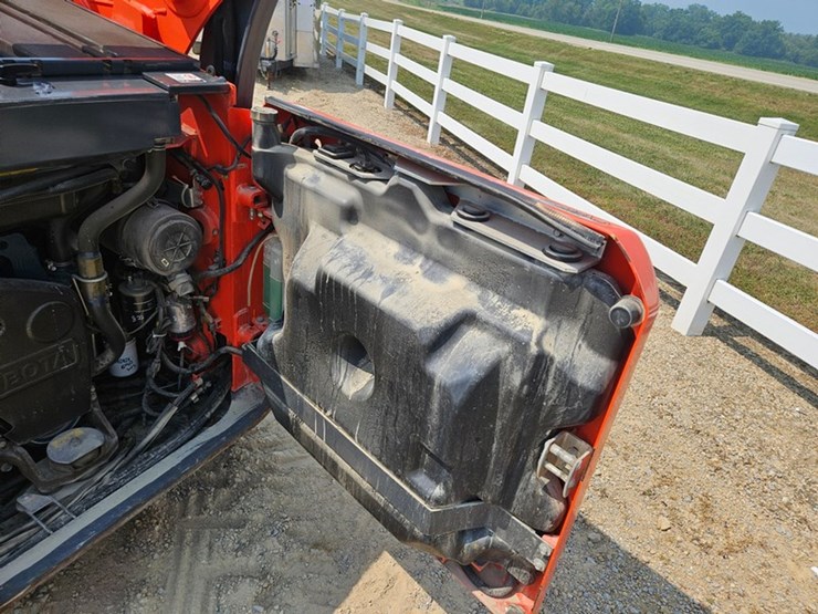 2016-kubota-ssv75-image-13