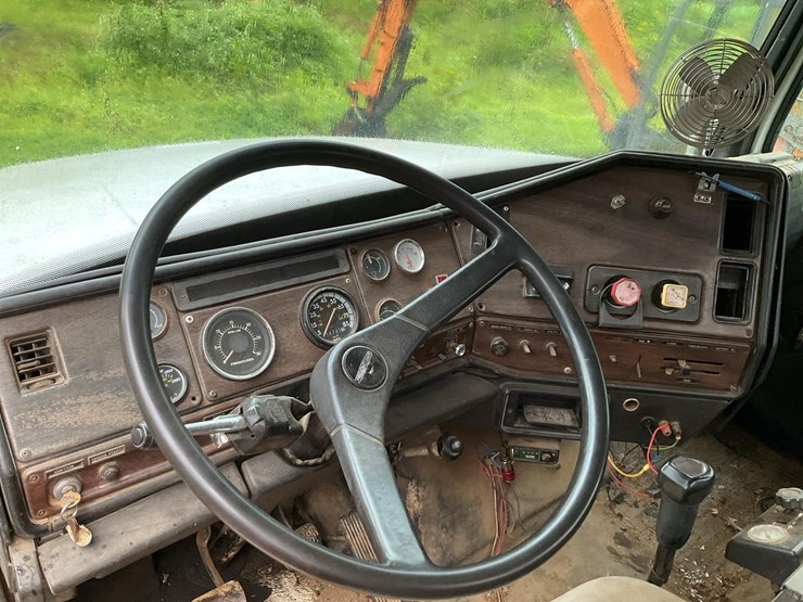 #141-•-1988-freightliner-log-truck-image-16