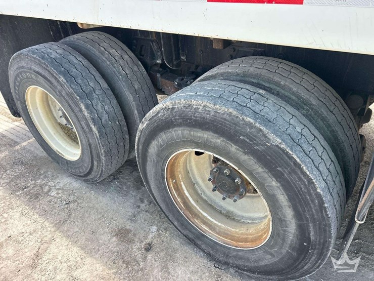 2015-freightliner-114sd-image-16