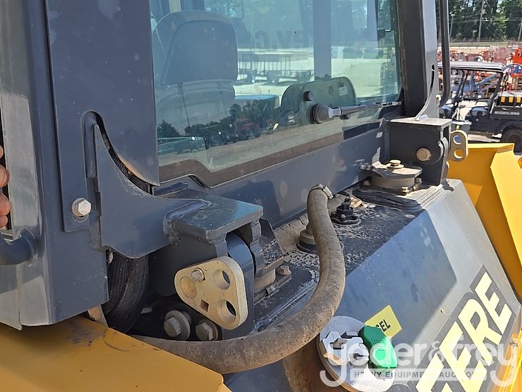 2018-deere-850k-image-32