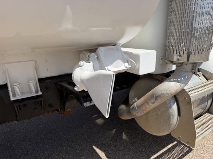 2000-peterbilt-330-image-4