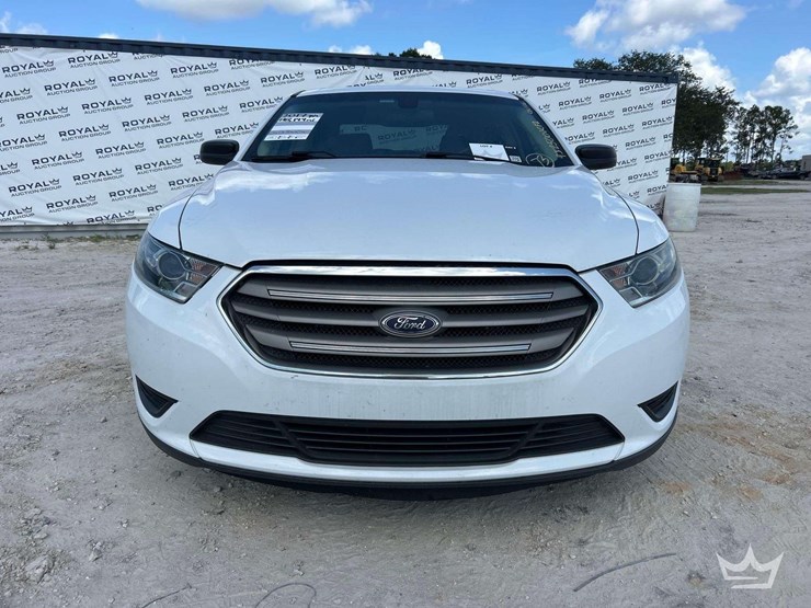2017-ford-taurus-sedan-image-26