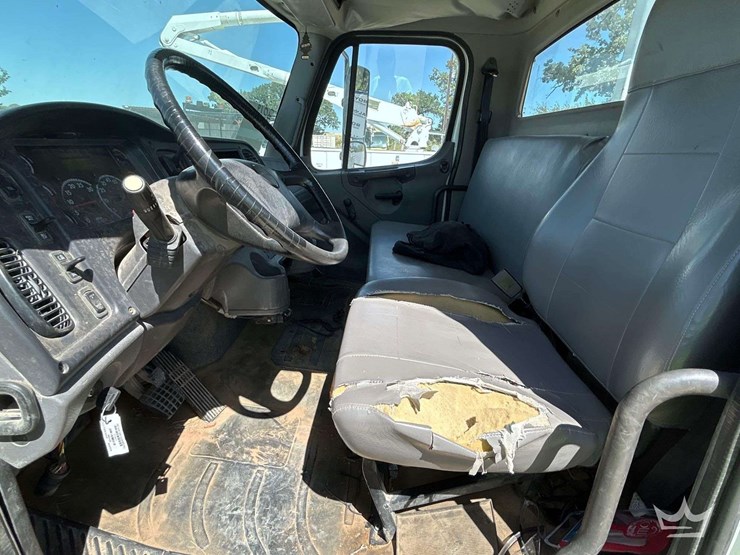 2019-freightliner-m2-106-image-13