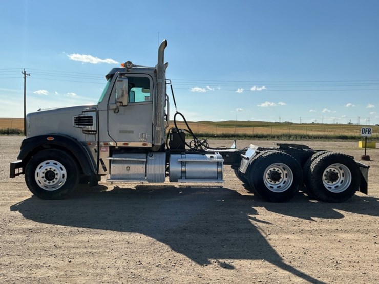 2015-freightliner-coronado-122-sd-image-8