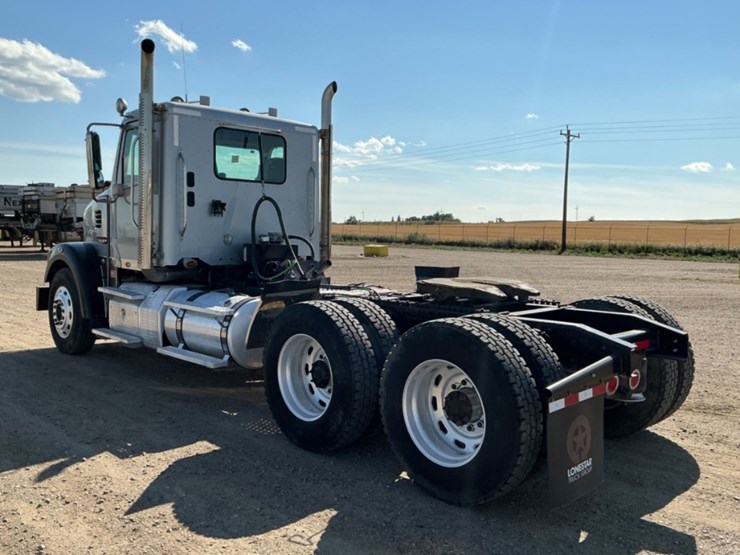 2015-freightliner-coronado-122-sd-image-7