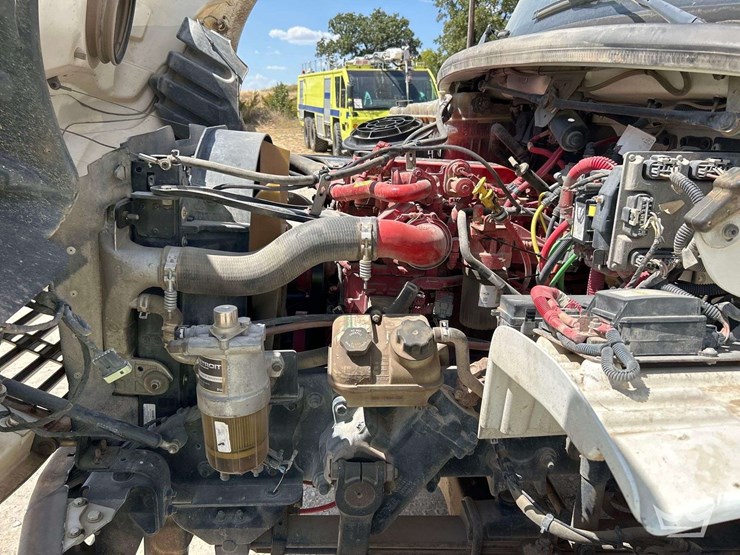 2019-freightliner-m2-106-image-9