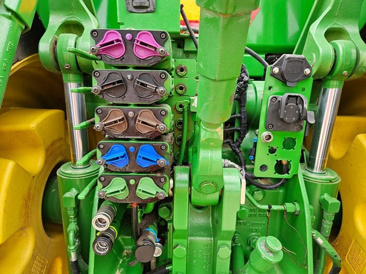 2013-john-deere-8335r-image-18