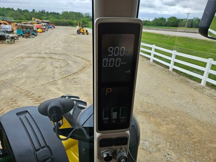 2013-john-deere-8335r-image-41