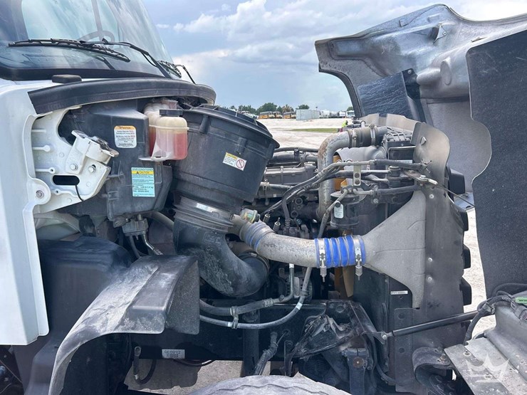 2015-freightliner-114sd-image-9