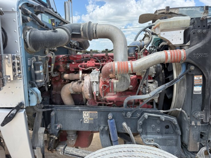 2019-peterbilt-389-image-10